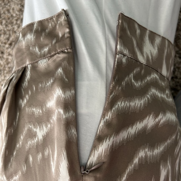 ⭐️ Silky, dressy, comfortable side zip shorts. ⭐️ - Picture 5 of 5
